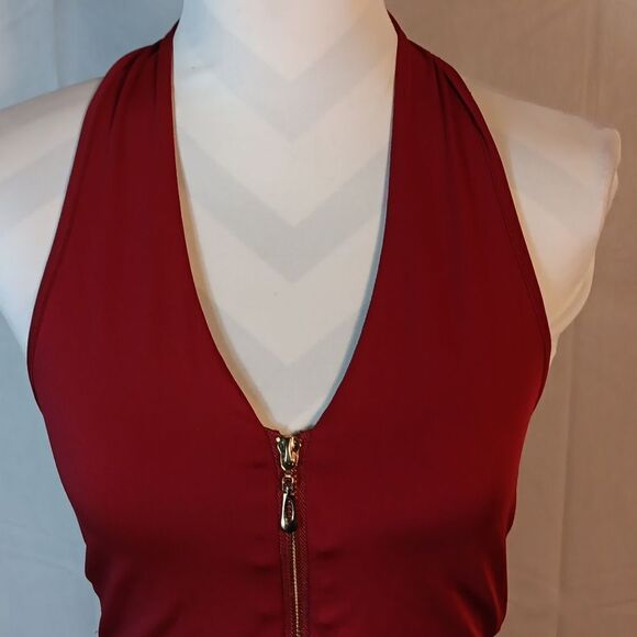 Zippered V-neck Cropped Halter Top - Picture 3 of 8